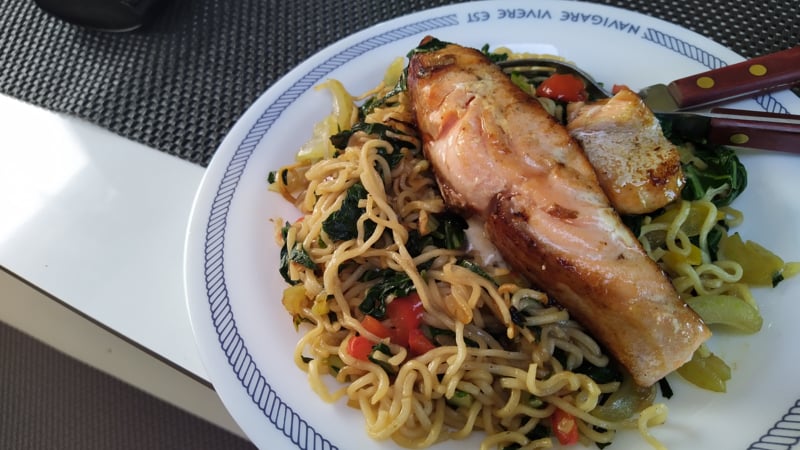 Zalm met paksoi en noedels