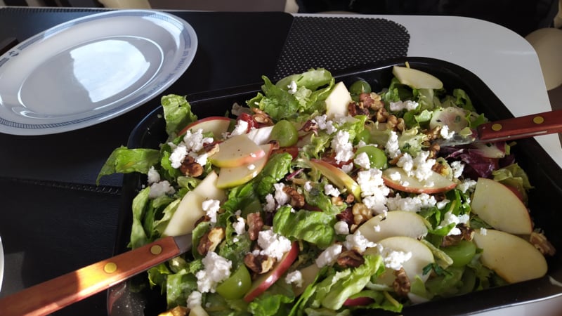 Heerlijke gemengde zomersalade met walnoot en feta