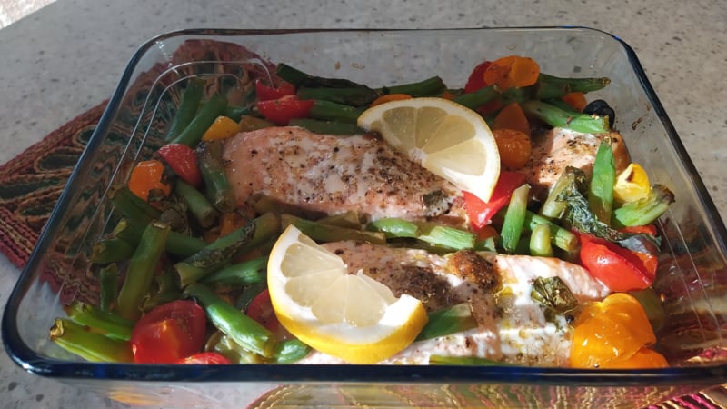 Ovenschotel met zalm, cherrytomaatjes en sperziebonen