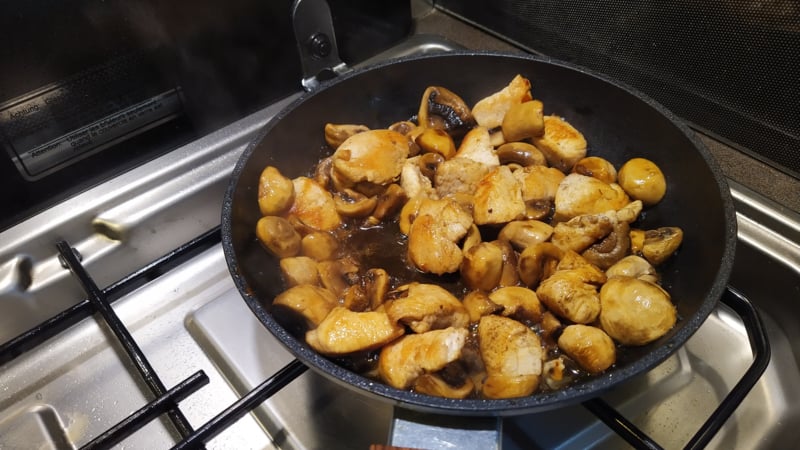 Gebakken kipfilet met champignons