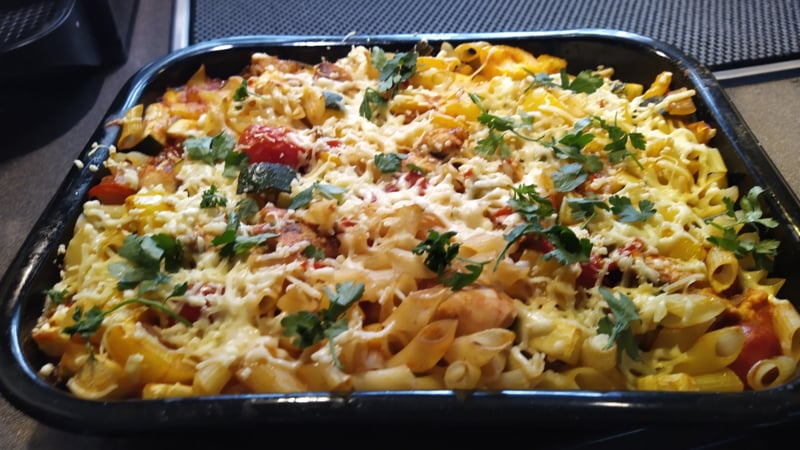 Ovenschotel met kip, paprika, courgette en penne