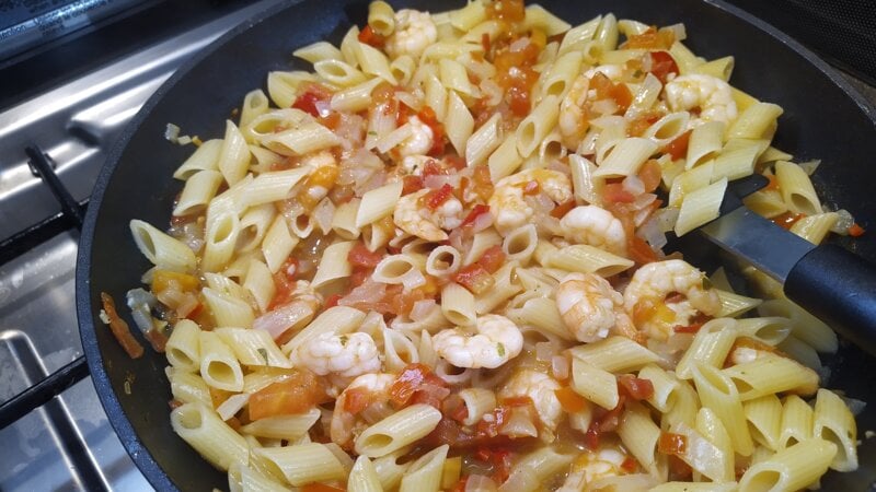 Knoflook garnalen met penne in een heerlijke natuurlijke saus