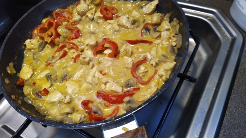 Romige kip kerrie met champignons en puntpaprika