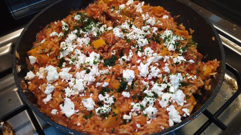 Griekse tomaten rijst met feta en courgette