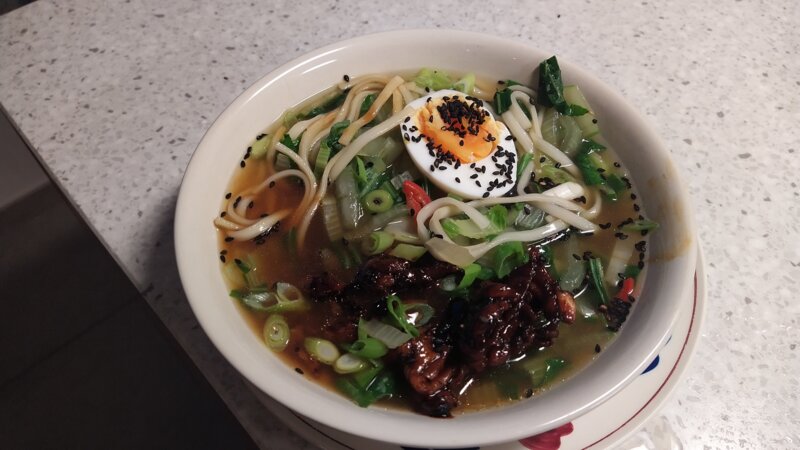 Noedelsoep met paksoi en sticky kip