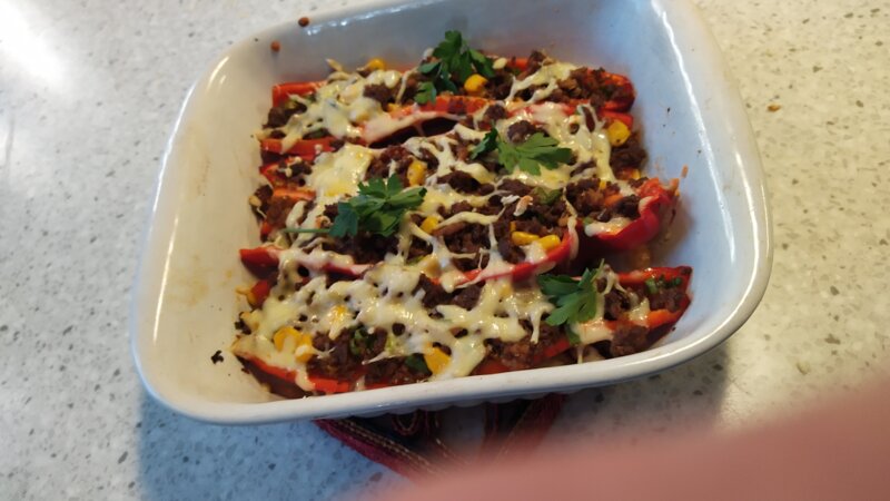 Met rundergehakt en mais gevulde puntpaprika