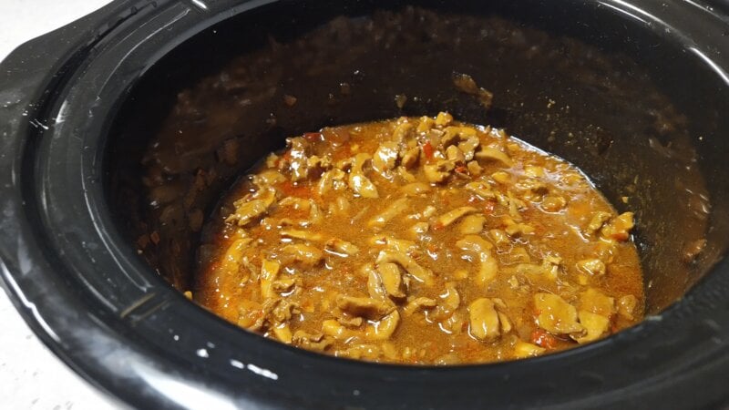 Pittige Sambah kippendijen uit de Slowcooker