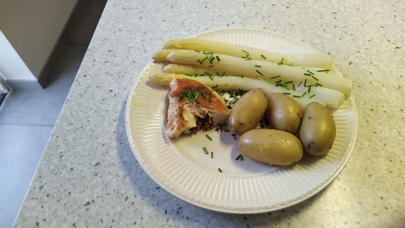 Mediterraans gevulde kipfilet met verse asperges en gekookte krieltjes