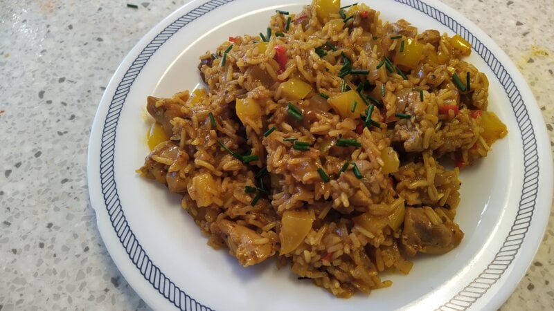 Pittige kip met rijst en paprika uit de wok