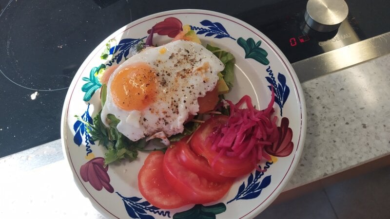 Luxe Uitsmijter Met Avocado, Gerookte Zalm En Een Eitje