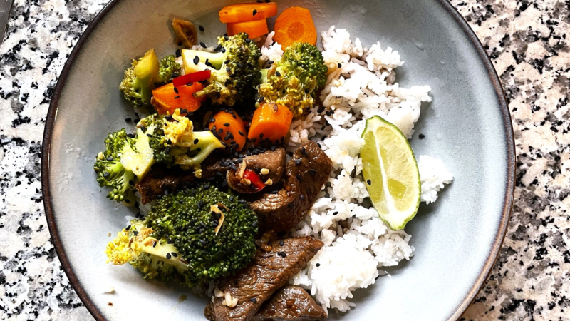 Biefstukreepjes met wortel en broccoli