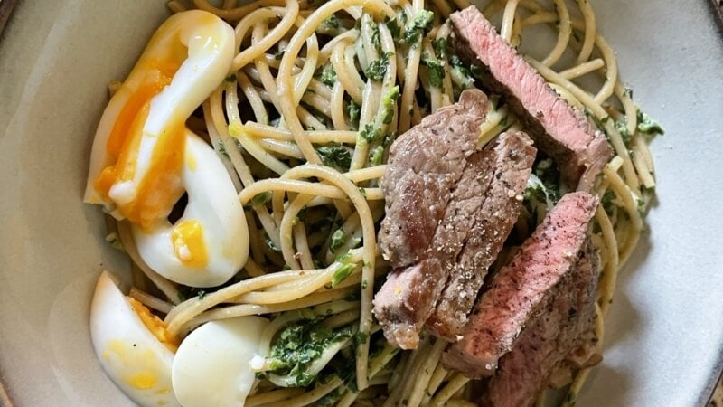 Pasta met spinazie-pepersaus en entrecôte