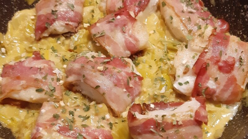 Pakjes kabeljauwfilet in katenspek op een romige preisaus