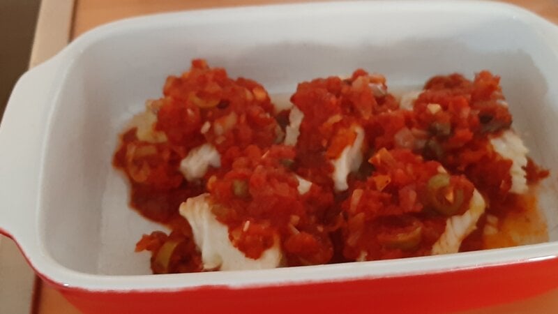 Kabeljauwfilet in een pittige tomaat, olijven, kappertjessaus