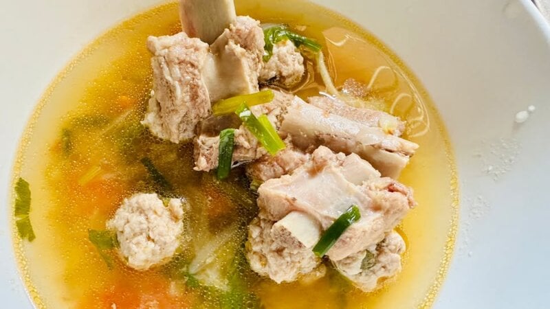Thaise Kadoek Moo Sup – Soep met varkens krabbetjes - ซุปจืด