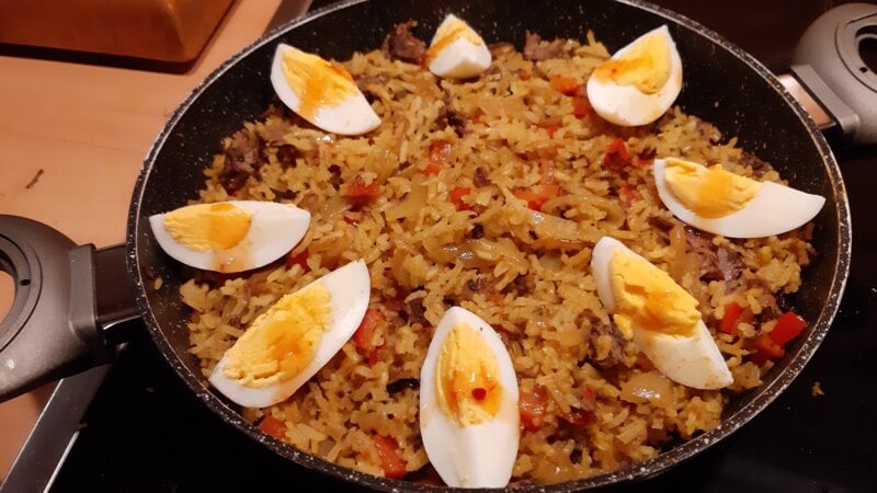 Eenpansrijstschoteltje met rundvlees, paprika, eieren en kerrie
