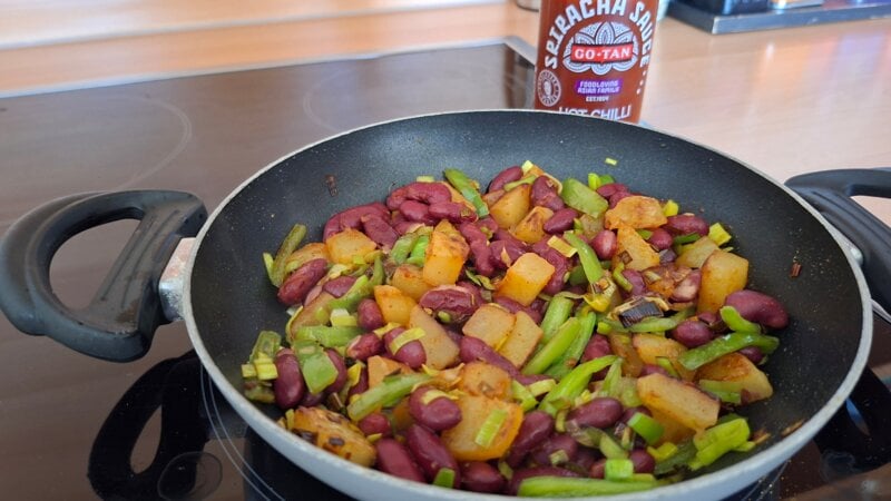 Pannetje pittige kidneybonen met aardappelblokjes en paprika
