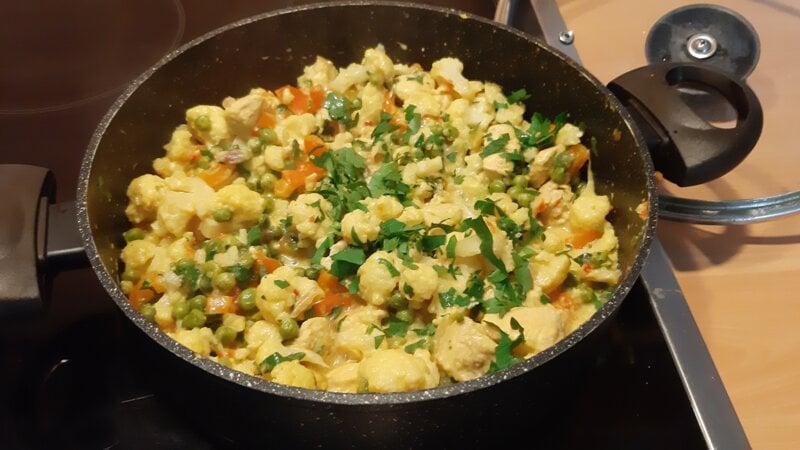 Kip Curry met bloemkool, doperwten en paprika, eenpansgerecht