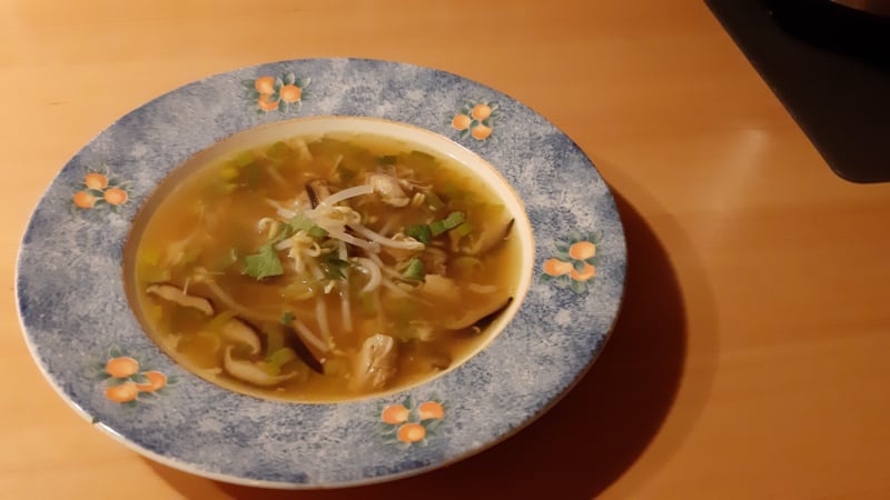 Heldere Aziatische kippensoep met shiitake en taugé