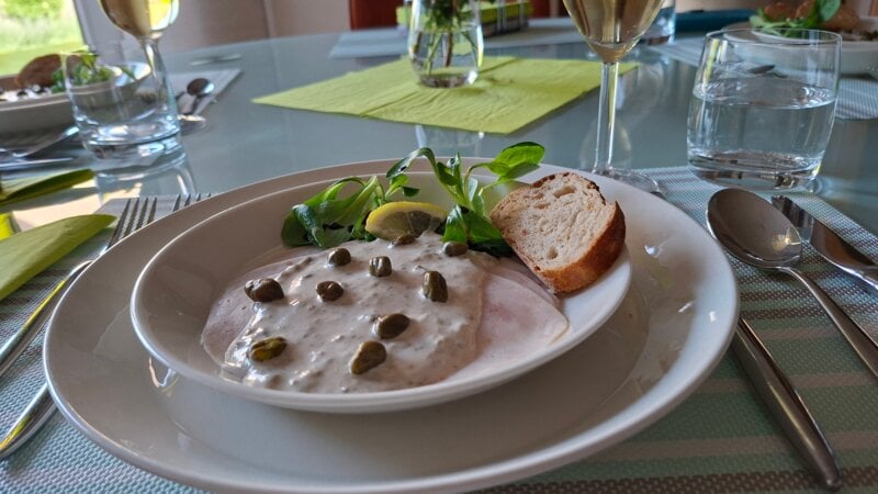 Pollo tonnato - plakjes kipfilet met tonijnsaus