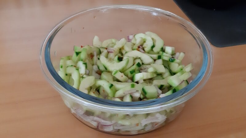 Komkommersalade met chiliaus, gembersiroop en rode ui