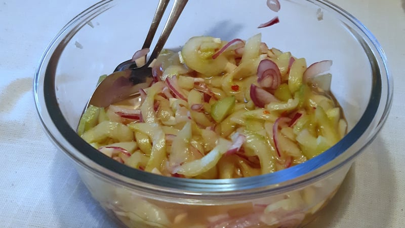 Pittige komkommersalade, beetje Aziatisch