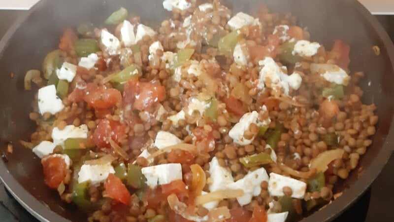 Grieks linzenpannetje met tomaten, uien, paprika en feta