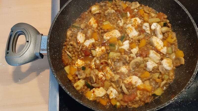 Kruidige kipfilet op een bedje van linzen met champignons, paprika, courgette en tomaat