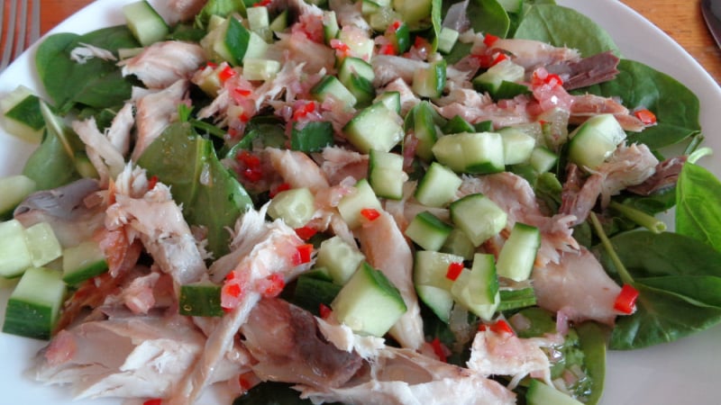 Makreelsalade met komkommer en pittige dressing