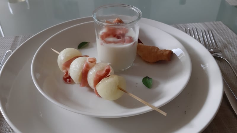 Voogerecht met drie hapjes van meloen en Serranoham