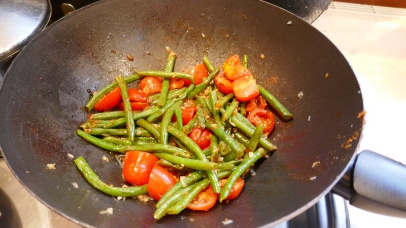 Sperzieboontjes gestoomd in de wok