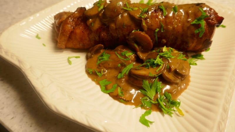 "Ingewikkelde" varkenshaas met een zalige champignonsaus