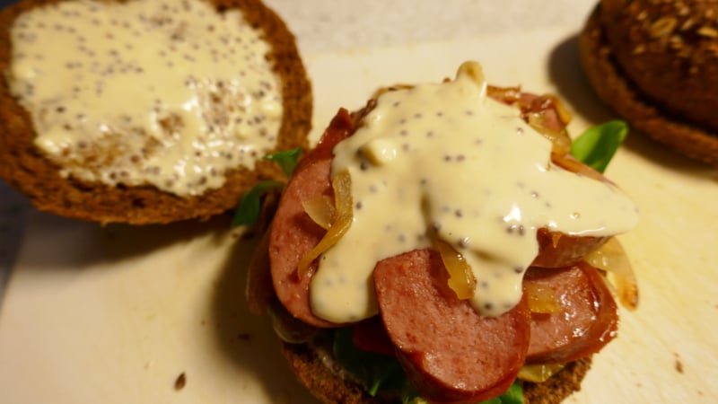 Broodje rookworst met honingmosterdsaus