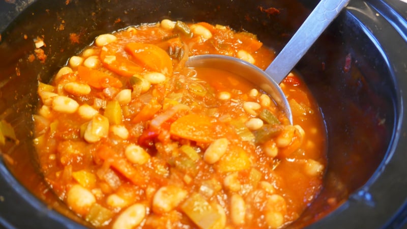 Stevige groenteschotel met witte bonen uit de slowcooker
