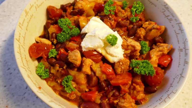Mexicaanse malse kippendijen met verse groente en kruiden uit de slowcooker