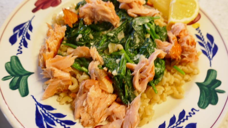 Macaroni met warmgerookte zalm, spinazie en bousinsaus