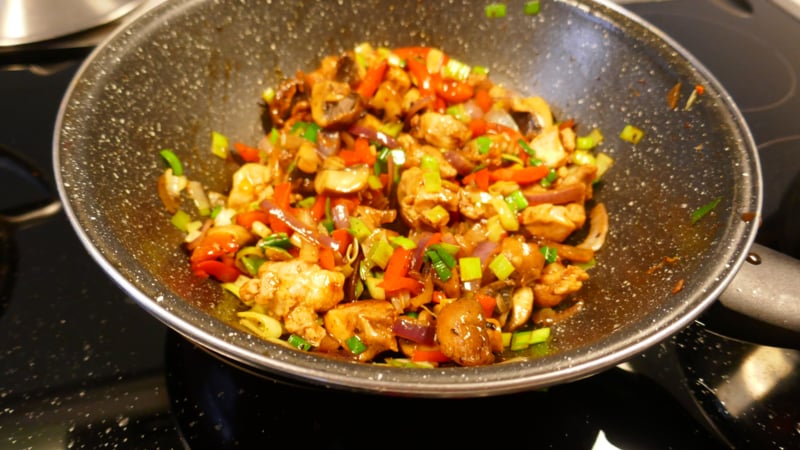 Kippendij met groente uit de wok