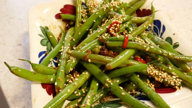 Sperzieboontjes in honing sojasaus met sesam