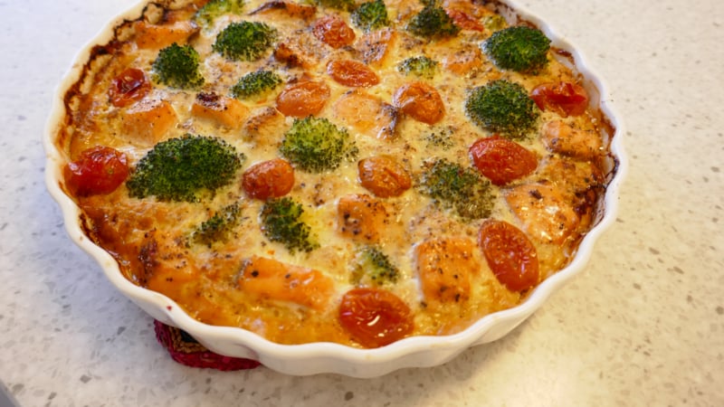 Broccoli Broodtaart met zalm en kerstomaatjes
