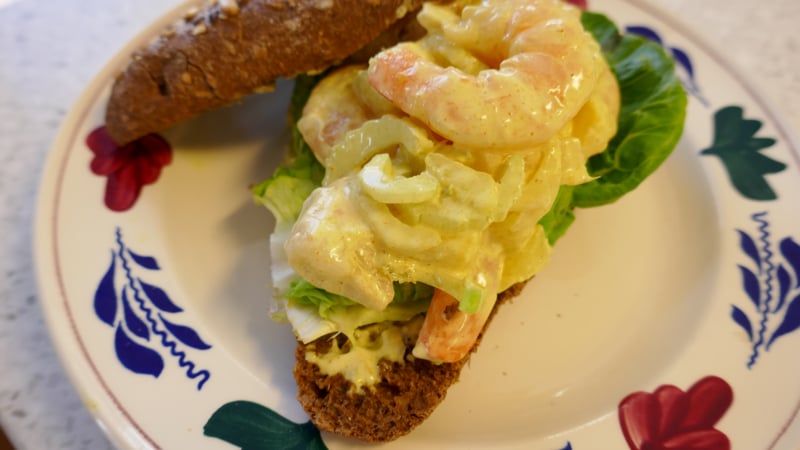 Broodje garnalensalade met kerriemayonaise