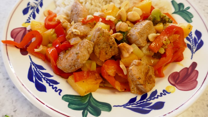 Varkenshaasje met ananas, paprika, broccoli en cashewnoten