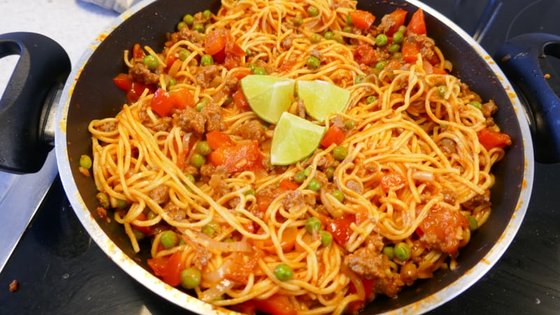 Rundergehakt curry met groente en eiermie