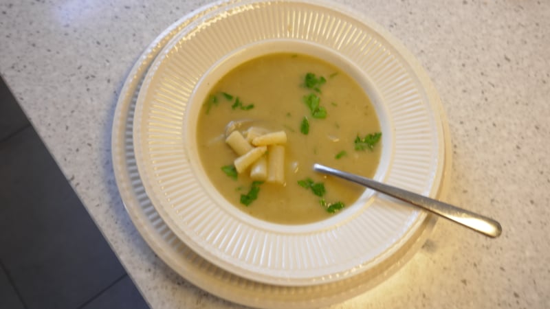 Aspergesoep van schillen en kontjes