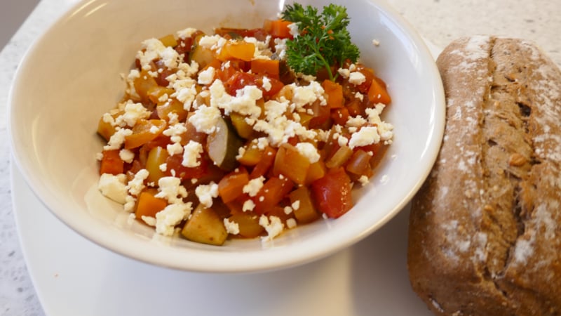 Licht pittige groentestoof uit de slowcooker met feta