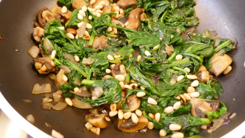 Spinazie met champignons rode ui en knoflook
