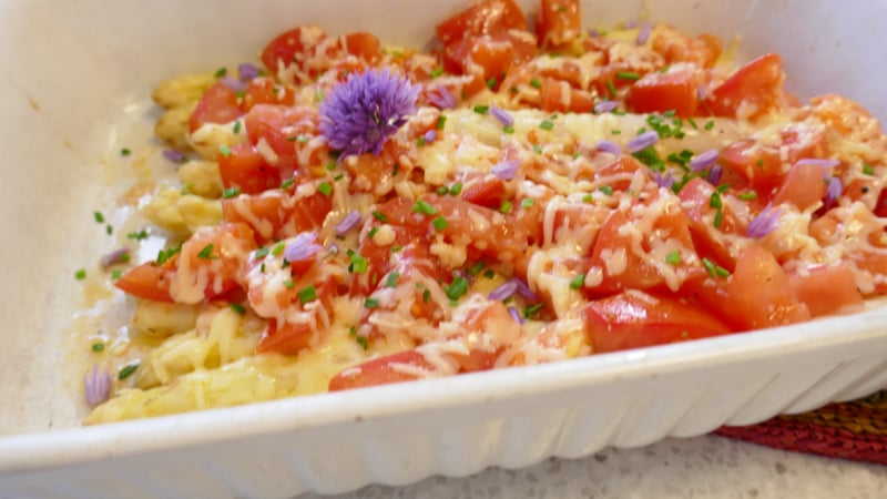 Asperges met tomaat en een vleugje kaas