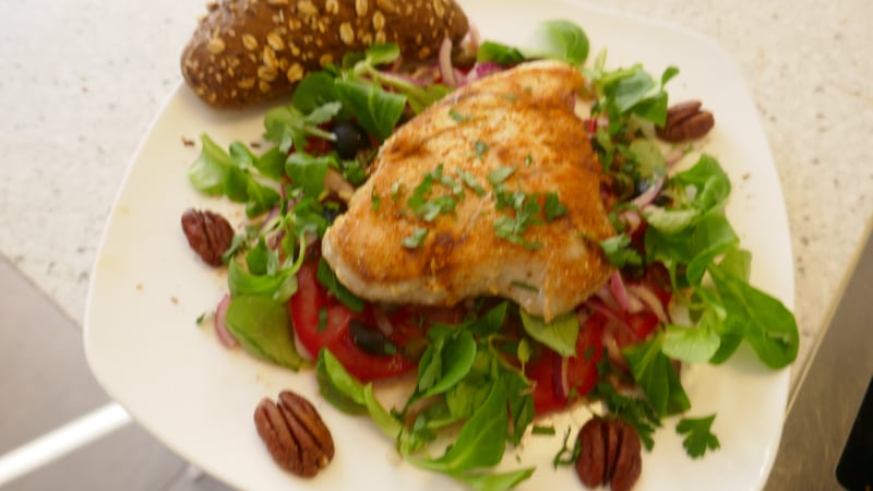 Kleurrijke tomatensalade met gegrilde tonijn