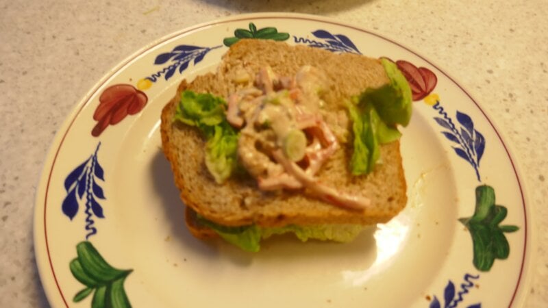 Engelse sandwich tandoori met kip, paprika en bosui