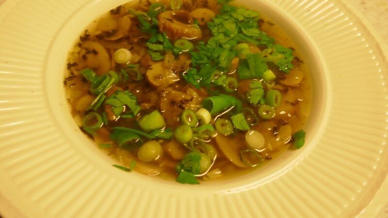 Paddenstoelen bouillon met een vleugje witte port