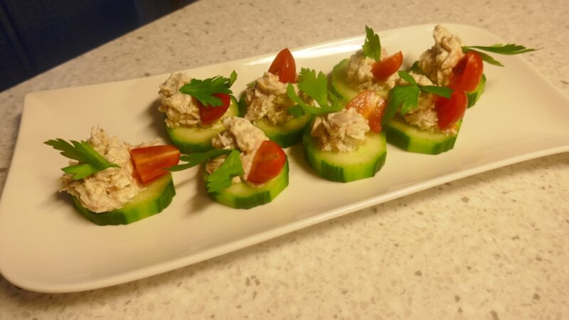 Aperitiefhapje met komkommer en gerookte palingfilet mousse